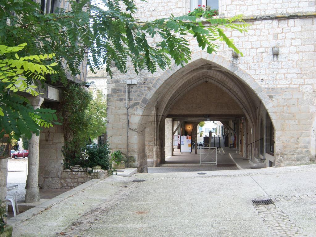 Gite Des Augustins Monflanquin Habitación foto