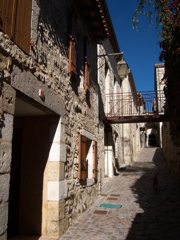 Gite Des Augustins Monflanquin Habitación foto